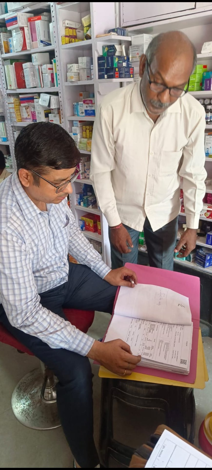 अम्बेडकरनगर: ड्रग इंस्पेक्टर ने दुकानों का किया अचानक निरीक्षण,  मिली खामियों को पूरा करने का दिया निर्देश